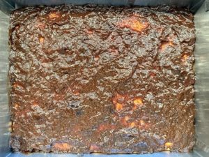 Prăjitură Poronio cu foaie fragedă, dulceață aromată și bezea cu nucă