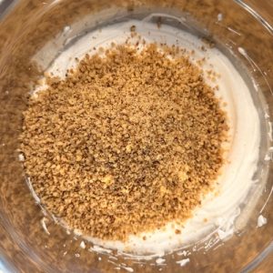 Prăjitură Poronio cu foaie fragedă, dulceață aromată și bezea cu nucă