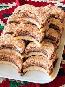 Prăjitură Poronio cu foaie fragedă, dulceață aromată și bezea cu nucă
