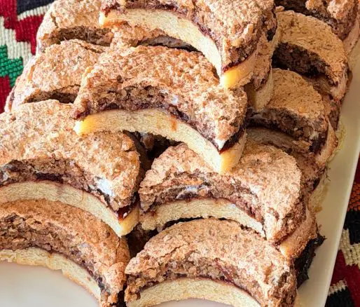 Prăjitură Poronio cu foaie fragedă, dulceață aromată și bezea cu nucă