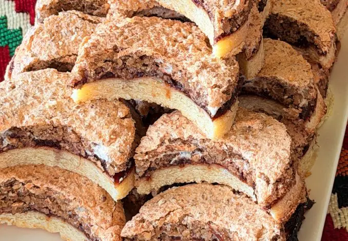 Prăjitură Poronio cu foaie fragedă, dulceață aromată și bezea cu nucă