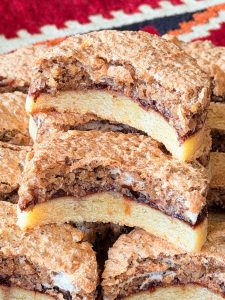Prăjitură Poronio cu foaie fragedă, dulceață aromată și bezea cu nucă