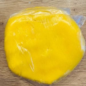 Prăjitură Poronio cu foaie fragedă, dulceață aromată și bezea cu nucă