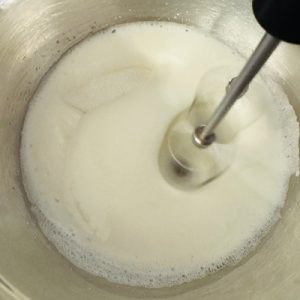 Prăjitură Poronio cu foaie fragedă, dulceață aromată și bezea cu nucă