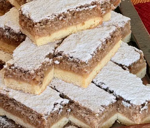 Prăjitură cu mere și bezea cu nucă