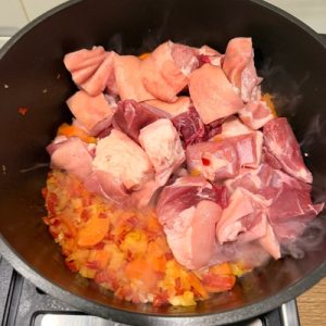 Tocană rustică bănățeană cu ciolan de porc și burtă de vită – Rețetă tradițională bănățeană 