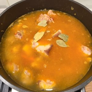 Tocană rustică bănățeană cu ciolan de porc și burtă de vită – Rețetă tradițională bănățeană 