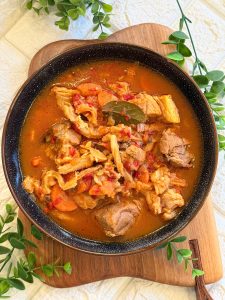 Tocană rustică bănățeană cu ciolan de porc și burtă de vită – Rețetă tradițională bănățeană 