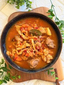 Tocană rustică bănățeană cu ciolan de porc și burtă de vită – Rețetă tradițională bănățeană 