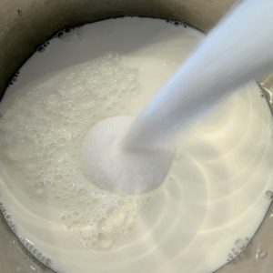 Tort cu mac și cremă de ciocolată cu zmeură