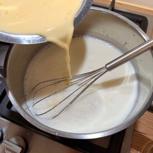 Tort cu mac și cremă de ciocolată cu zmeură