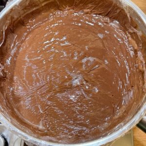 Tort cu mac și cremă de ciocolată cu zmeură