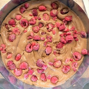 Tort cu mac și cremă de ciocolată cu zmeură