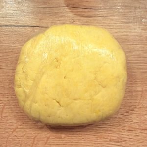 Cornulețe tip trandafir cu prune și nucă cu bezea