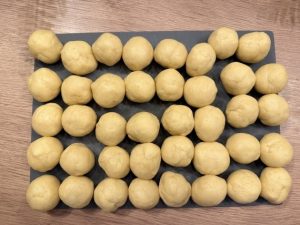 Cornulețe tip trandafir cu prune și nucă cu bezea