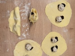 Cornulețe tip trandafir cu prune și nucă cu bezea