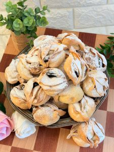 Cornulețe tip trandafir cu prune și nucă cu bezea