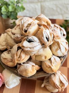 Cornulețe tip trandafir cu prune și nucă cu bezea