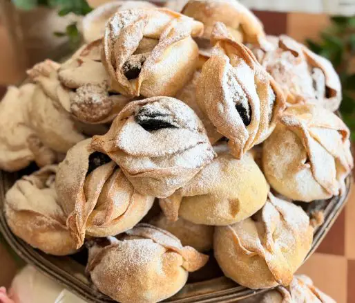 Cornulețe tip trandafir cu prune și nucă cu bezea