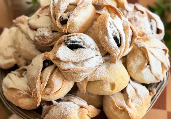 Cornulețe tip trandafir cu prune și nucă cu bezea