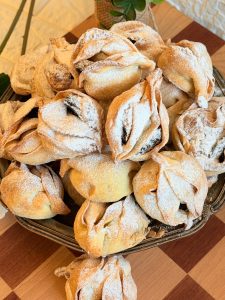Cornulețe tip trandafir cu prune și nucă cu bezea