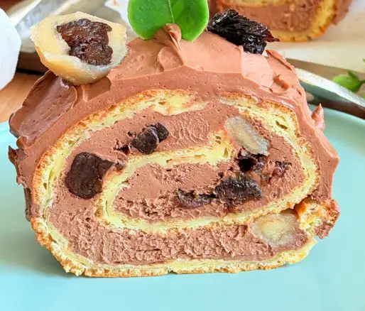 Ruladă ecler cu cremă de ciocolată, prune uscate și marțipan