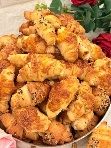 Cornulețe sărate cu cașcaval și semințe