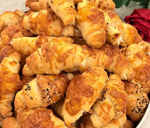 Cornulețe sărate cu cașcaval și semințe