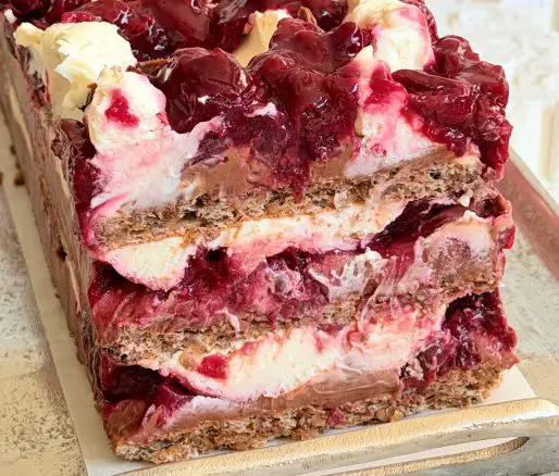 Prăjitura Deliciu Regal cu nucă, vișine și ciocolată