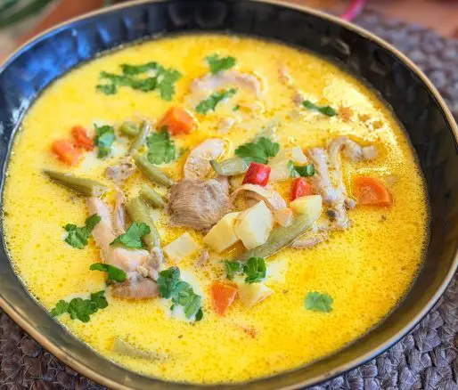 Ciorbă de miel cu smântână - Rețetă ardelenească