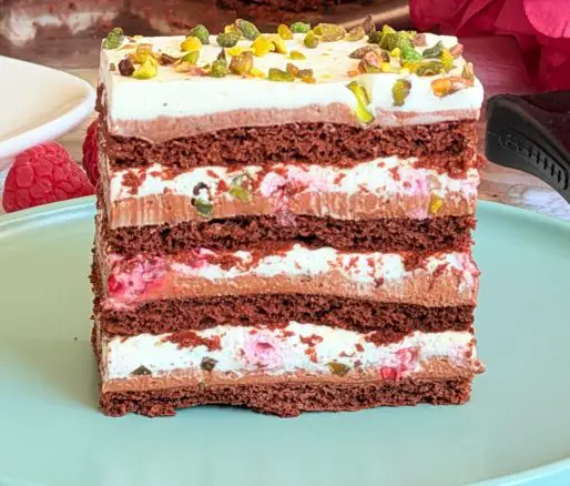 Prăjitură cu miere, ciocolată, zmeură și fistic