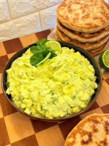Salată de ouă cu avocado și iaurt
