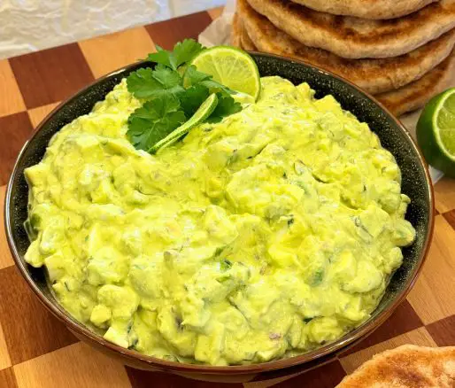 Salată de ouă cu avocado și iaurt