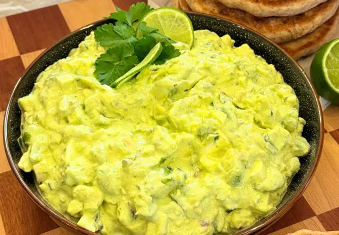 Salată de ouă cu avocado și iaurt