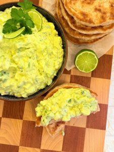 Salată de ouă cu avocado și iaurt