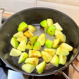 Rădăcinoase coapte cu sfeclă,  mere și brânză de capră