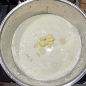Prăjitură cu miere și cremă de mascarpone cu ciocolată și mandarine
