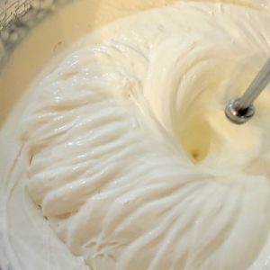 Prăjitură cu miere și cremă de mascarpone cu ciocolată și mandarine