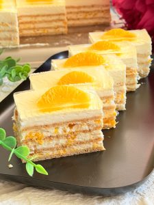 Prăjitură cu miere și cremă de mascarpone cu ciocolată și mandarine