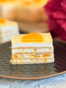 Prăjitură cu miere și cremă de mascarpone cu ciocolată și mandarine