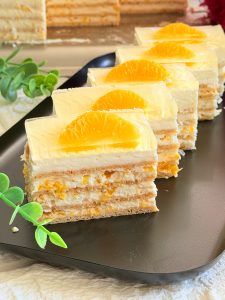 Prăjitură cu miere și cremă de mascarpone cu ciocolată și mandarine