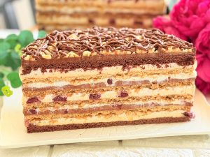 Tort imperial cu nucă, migdale, ciocolată și vișine 