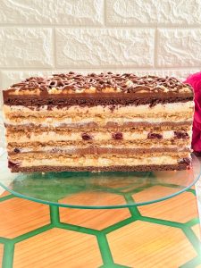 Tort imperial cu nucă, migdale, ciocolată și vișine 