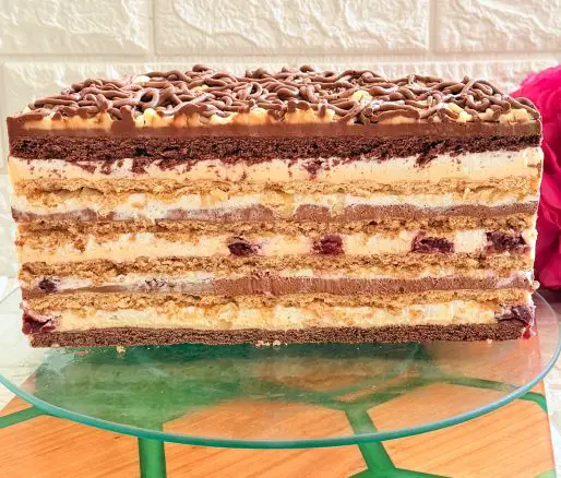 Tort imperial cu nucă, migdale, ciocolată și vișine