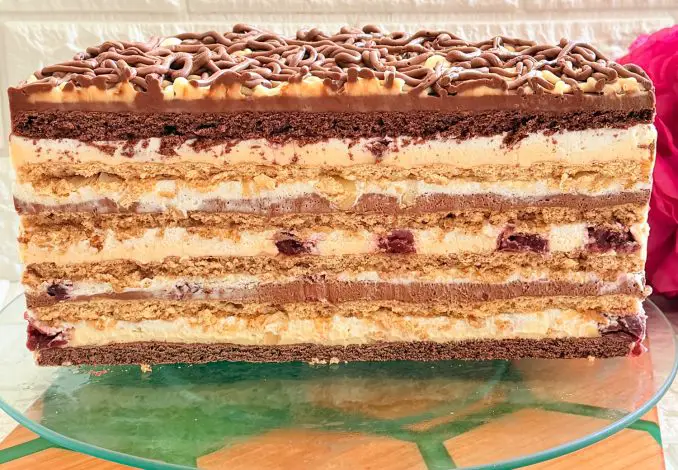 Tort imperial cu nucă, migdale, ciocolată și vișine