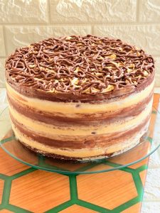 Tort imperial cu nucă, migdale, ciocolată și vișine 