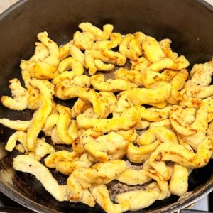 Spaghete cu pui, spanac și roșii uscate