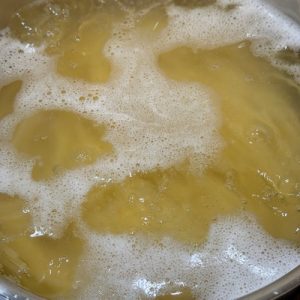 Spaghete cu pui, spanac și roșii uscate