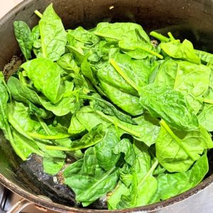 Spaghete cu pui, spanac și roșii uscate