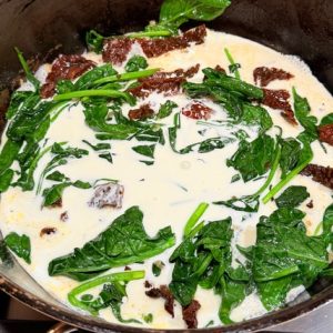 Spaghete cu pui, spanac și roșii uscate